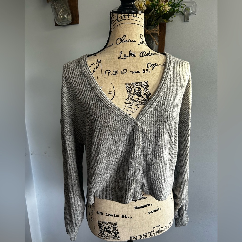 Fade by BKE blouse cardi cropped balloon sleeves‎ buttons v neck retro